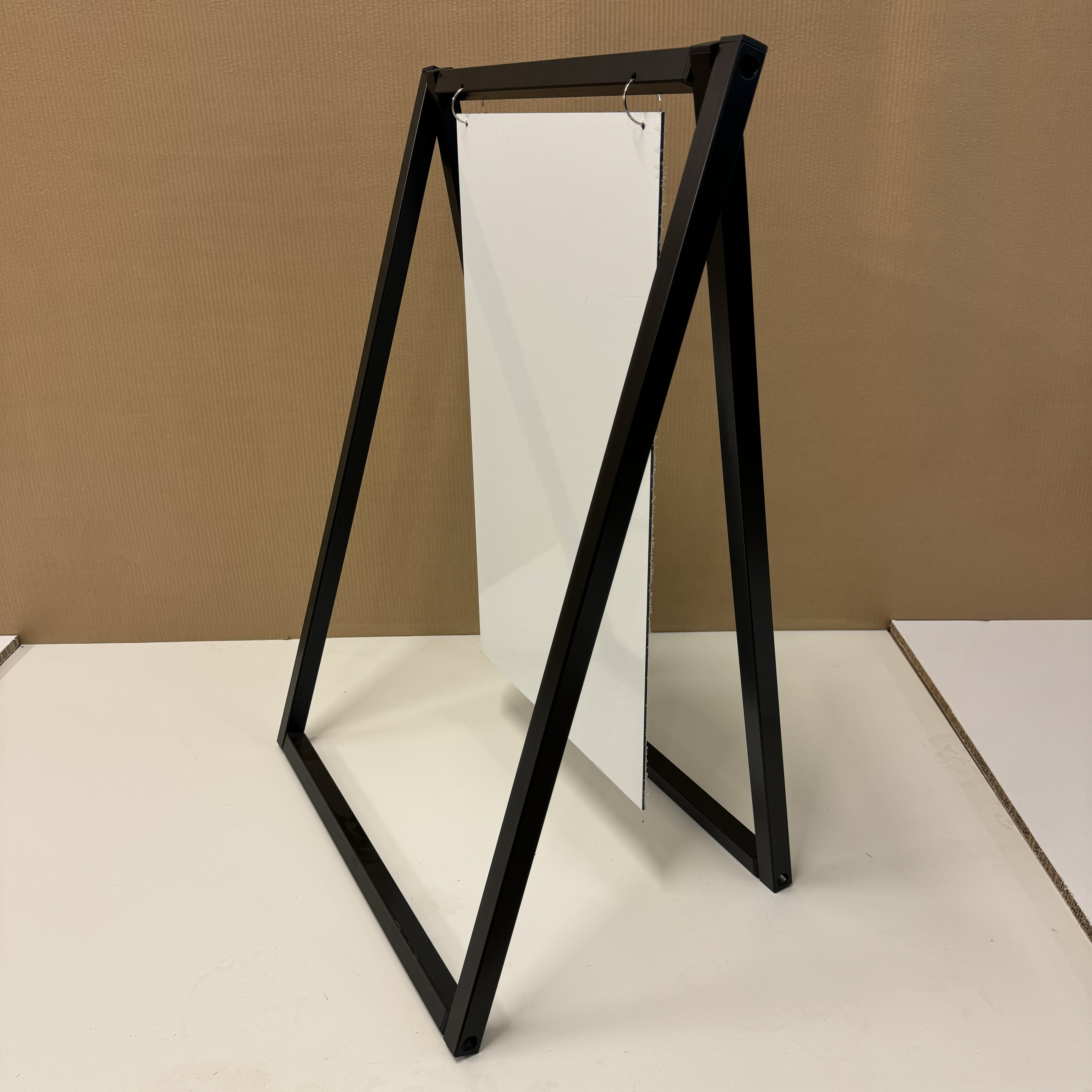 Vinkel skilte samlet med bolte