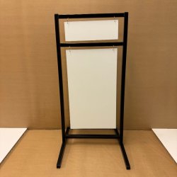 Logo skilt med buede ben (small) boltet - tryk er inkluderet i prisen